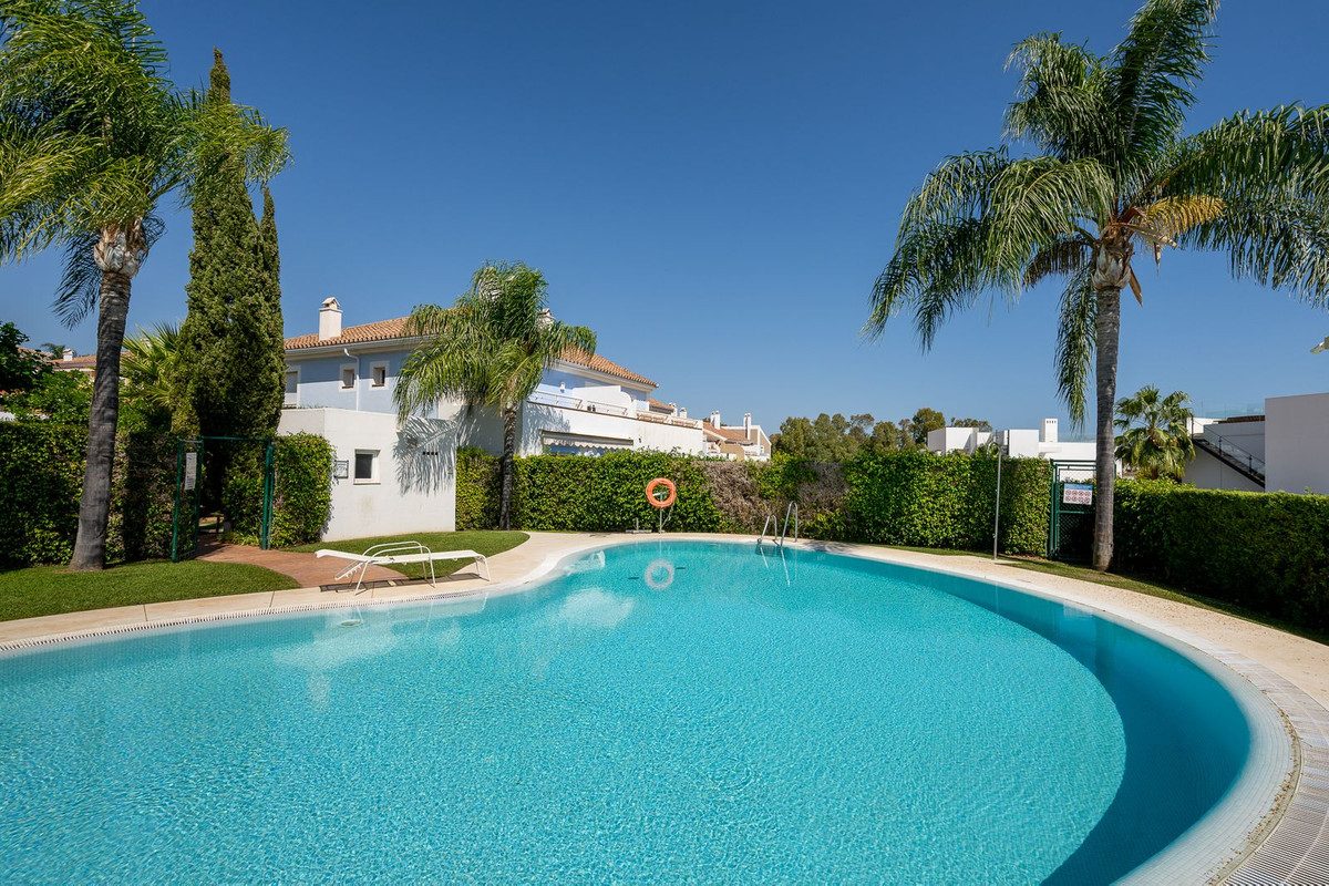 Townhouse in Estepona, Costa del Sol – 3 beds – 595000 € - photo 23 of 42