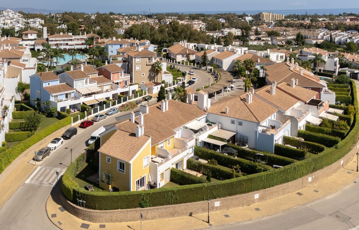 Townhouse in Estepona, Costa del Sol – 3 beds – 595000 € - photo 27 of 42