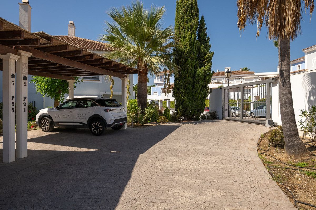 Townhouse in Estepona, Costa del Sol – 3 beds – 595000 € - photo 29 of 42