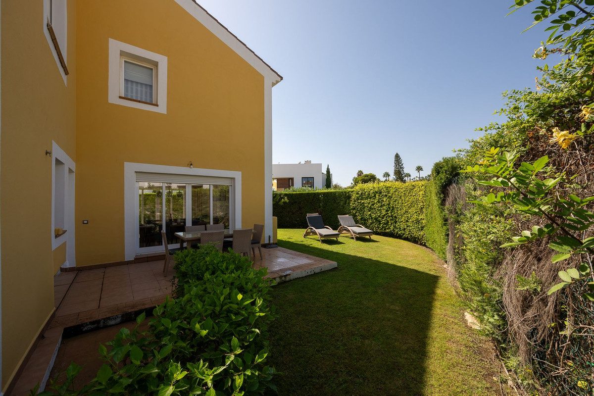 Townhouse in Estepona, Costa del Sol – 3 beds – 595000 € - photo 40 of 42