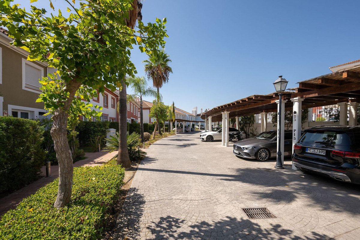 Townhouse in Estepona, Costa del Sol – 3 beds – 595000 € - photo 41 of 42