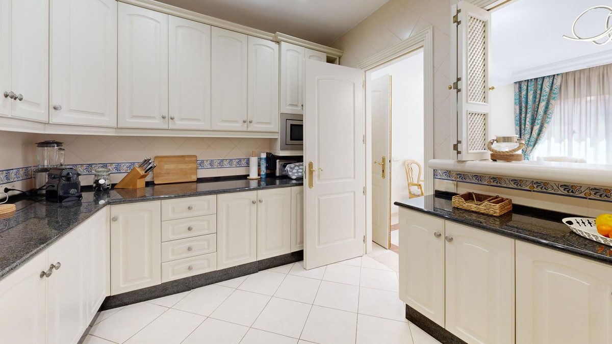 Middle Floor Apartment in Marbella, Costa del Sol – 3 beds – 590000 € - photo 12 of 25