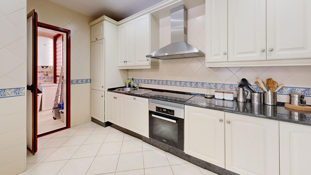 Middle Floor Apartment in Marbella, Costa del Sol – 3 beds – 590000 € - photo 13 of 25