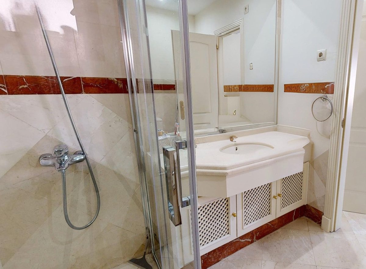 Middle Floor Apartment in Marbella, Costa del Sol – 3 beds – 590000 € - photo 20 of 25