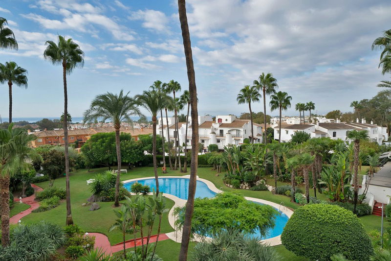 Middle Floor Apartment in Estepona, Costa del Sol – 2 beds – 385000 €