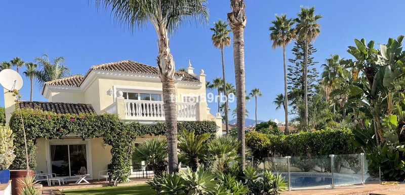 Detached Villa in Estepona, Costa del Sol – 3 beds – 1395000 €