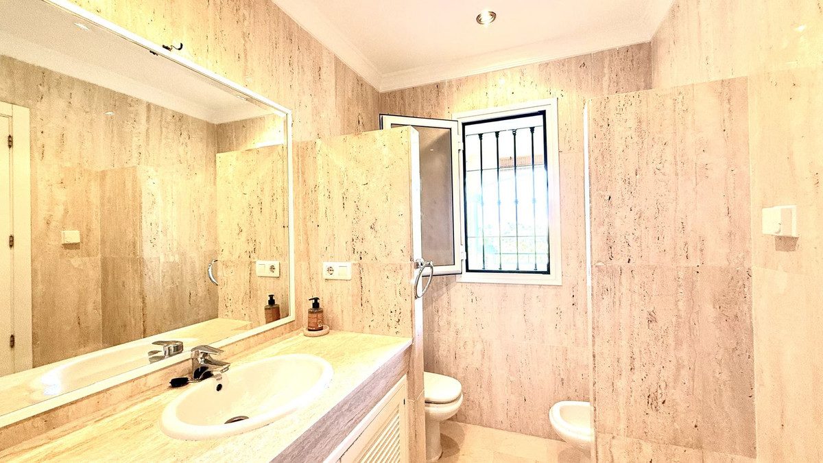 Ground Floor Apartment in Marbella, Costa del Sol – 2 beds – 549000 € - photo 11 of 16
