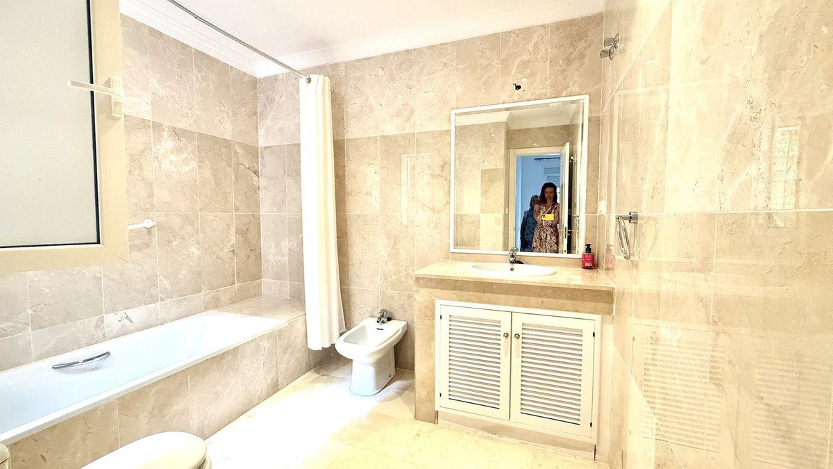 Ground Floor Apartment in Marbella, Costa del Sol – 2 beds – 549000 € - photo 12 of 16