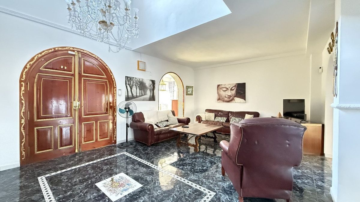 Detached Villa in Torremolinos, Costa del Sol – 5 beds – 1300000 € - photo 5 of 36