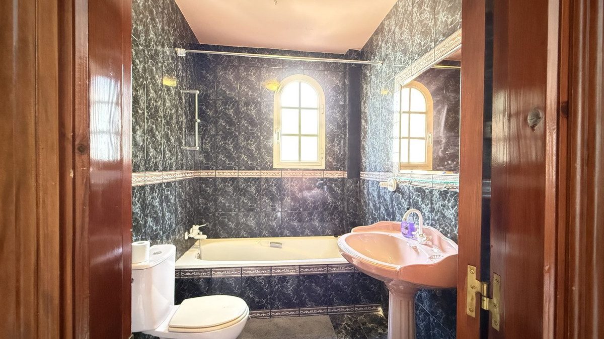Detached Villa in Torremolinos, Costa del Sol – 5 beds – 1300000 € - photo 27 of 36