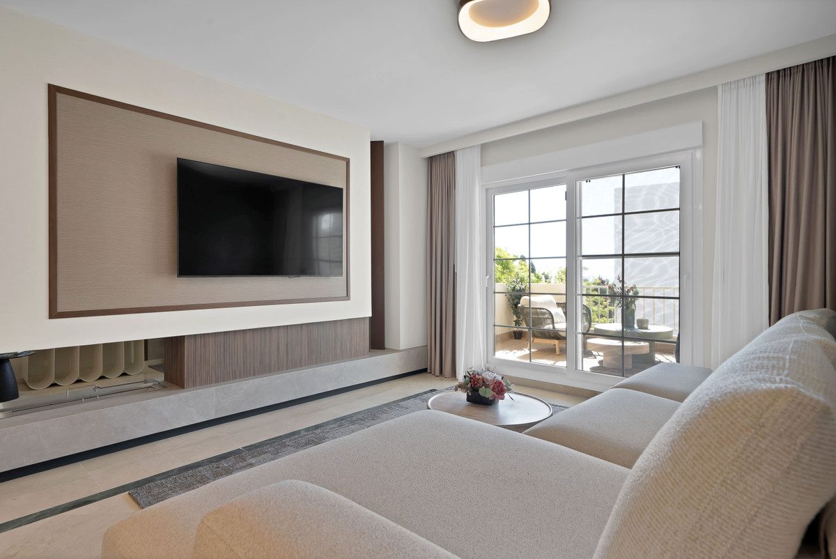 Middle Floor Apartment in Marbella, Costa del Sol – 2 beds – 1199000 € - photo 4 of 21