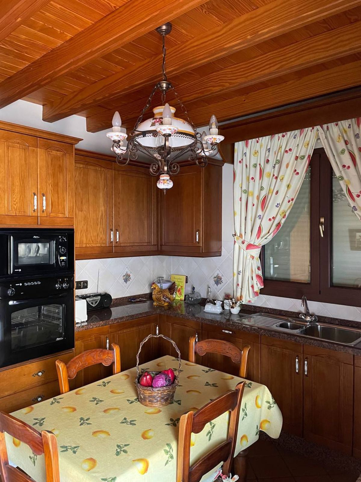 Detached Villa in Marbella, Costa del Sol – 4 beds – 1650000 € - photo 20 of 22