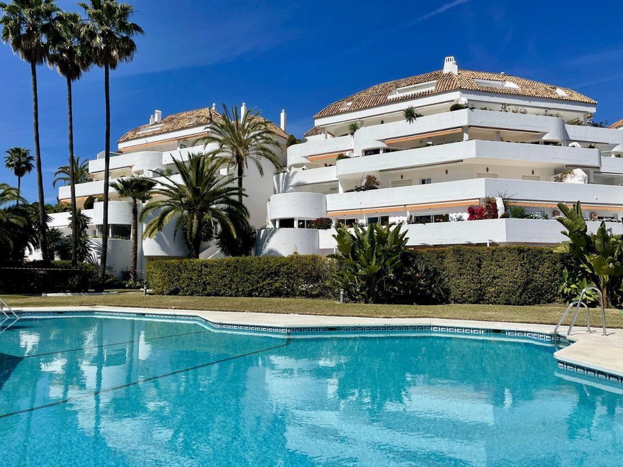 Penthouse in Marbella, Costa del Sol – 2 beds – 650000 € - photo 1 of 32