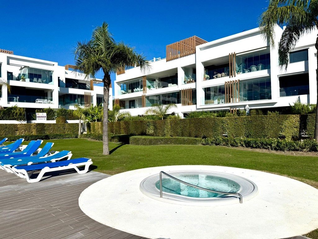 Ground Floor Apartment in Estepona, Costa del Sol – 2 beds – 550000 € - photo 13 of 15
