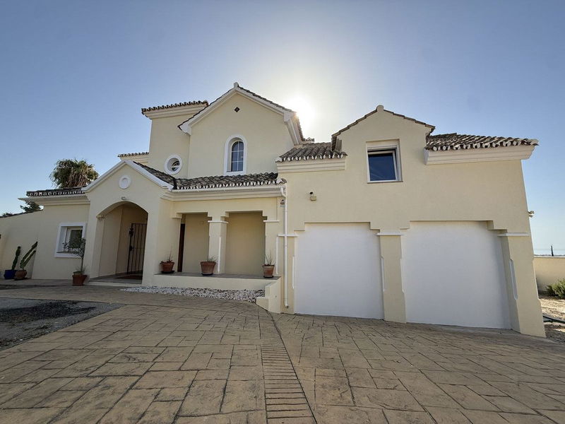 Detached Villa in Estepona, Costa del Sol – 5 beds – 1495000 €