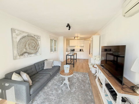 Middle Floor Apartment in Fuengirola, Costa del Sol – 2 beds – 449000 € - photo 4 of 22