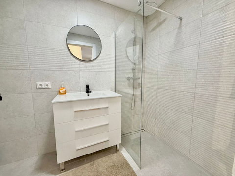 Middle Floor Apartment in Fuengirola, Costa del Sol – 2 beds – 449000 € - photo 11 of 22
