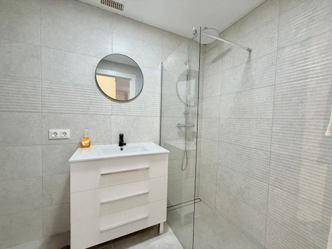 Middle Floor Apartment in Fuengirola, Costa del Sol – 2 beds – 449000 € - photo 13 of 22