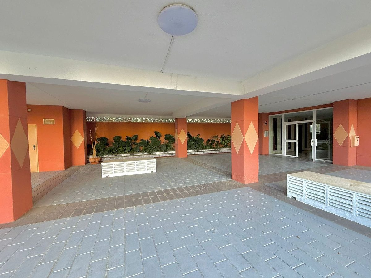Middle Floor Apartment in Fuengirola, Costa del Sol – 2 beds – 449000 € - photo 15 of 22