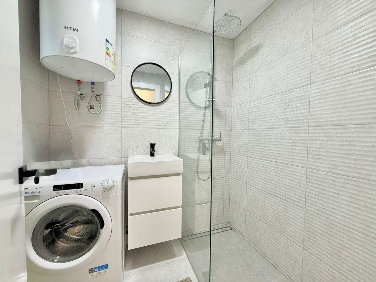 Middle Floor Apartment in Fuengirola, Costa del Sol – 2 beds – 449000 € - photo 16 of 22