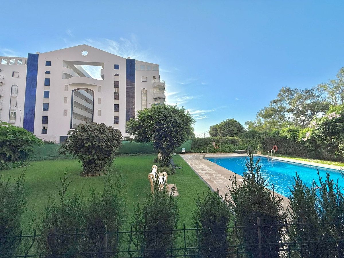 Middle Floor Apartment in Fuengirola, Costa del Sol – 2 beds – 449000 € - photo 17 of 22