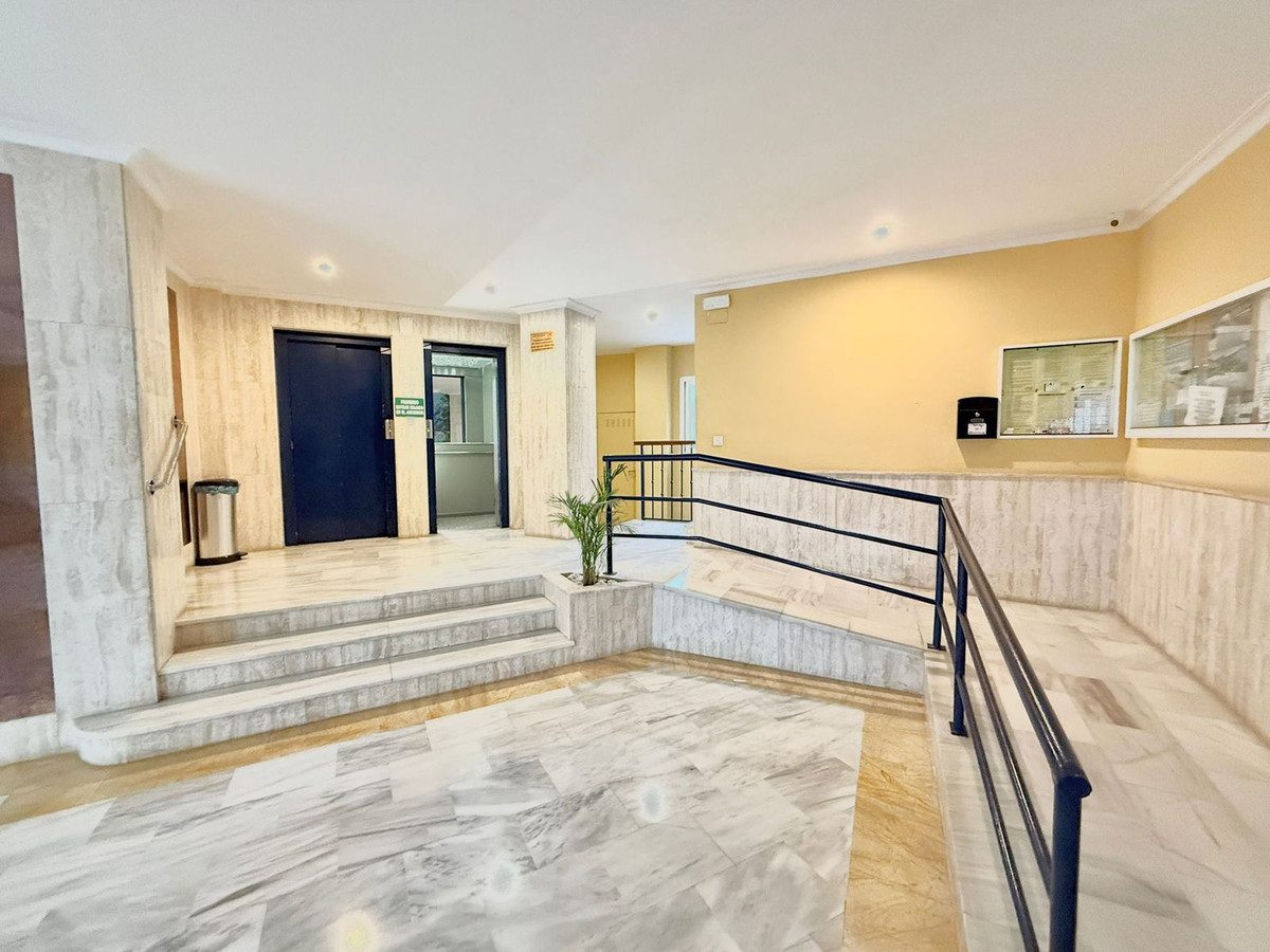 Middle Floor Apartment in Fuengirola, Costa del Sol – 2 beds – 449000 € - photo 22 of 22
