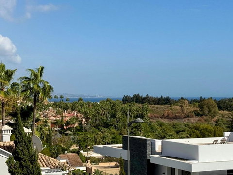 Middle Floor Apartment in Marbella, Costa del Sol – 2 beds – 400000 € - photo 2 of 27