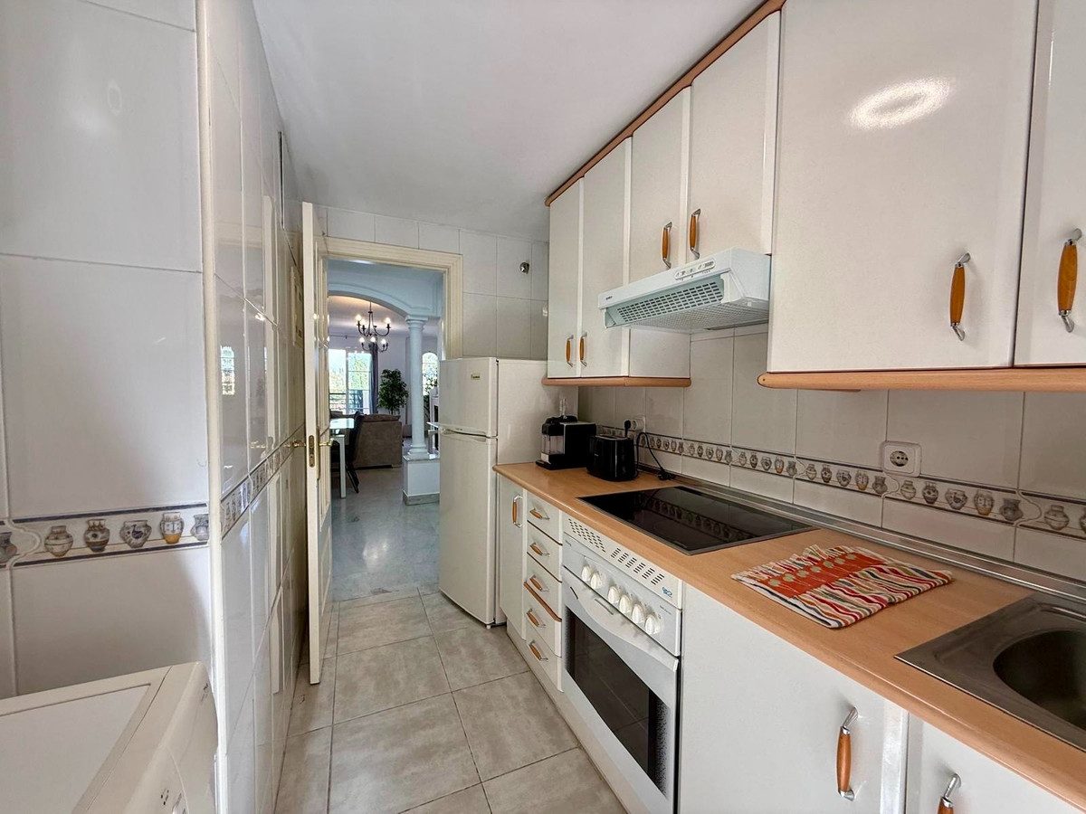 Middle Floor Apartment in Marbella, Costa del Sol – 2 beds – 400000 € - photo 14 of 27