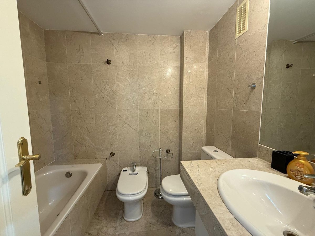 Middle Floor Apartment in Marbella, Costa del Sol – 2 beds – 400000 € - photo 18 of 27