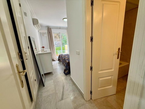 Middle Floor Apartment in Marbella, Costa del Sol – 2 beds – 400000 € - photo 22 of 27