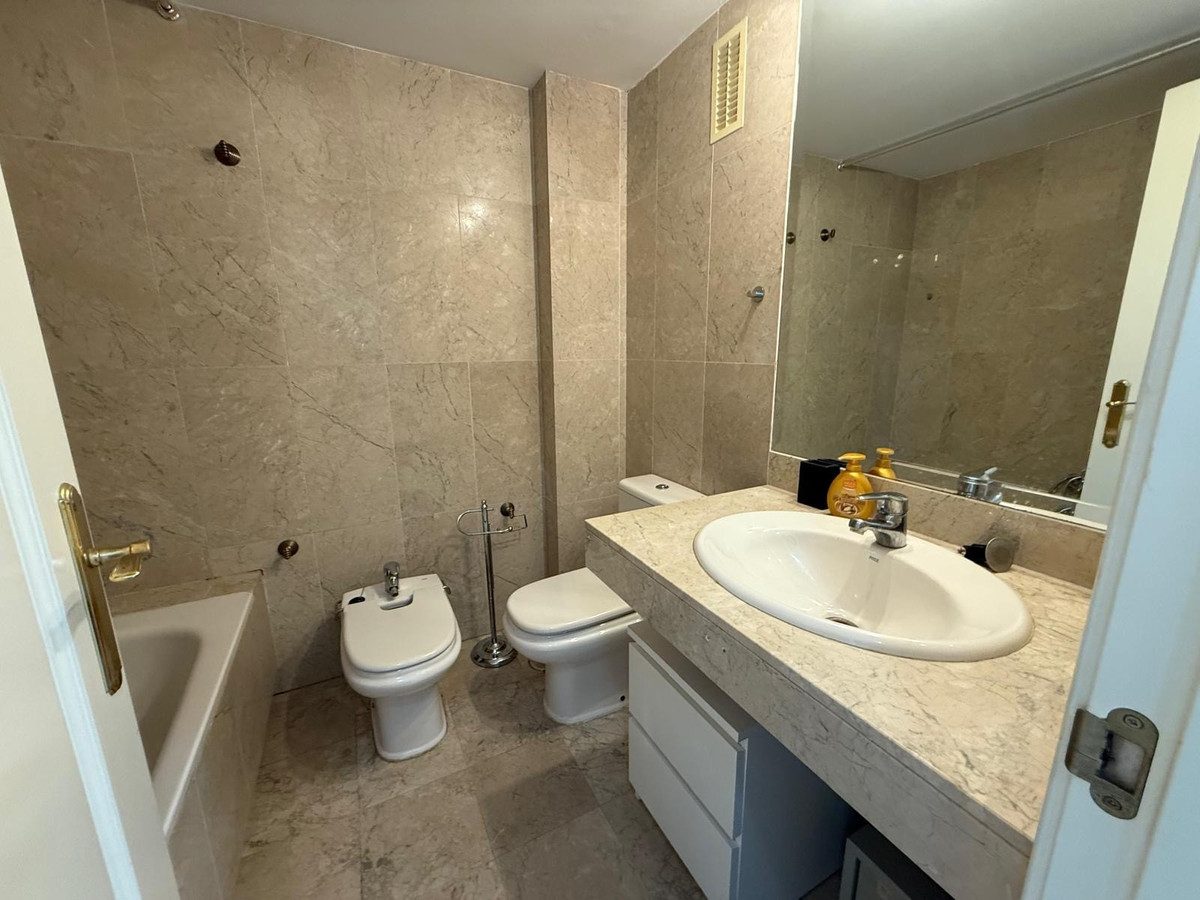 Middle Floor Apartment in Marbella, Costa del Sol – 2 beds – 400000 € - photo 23 of 27