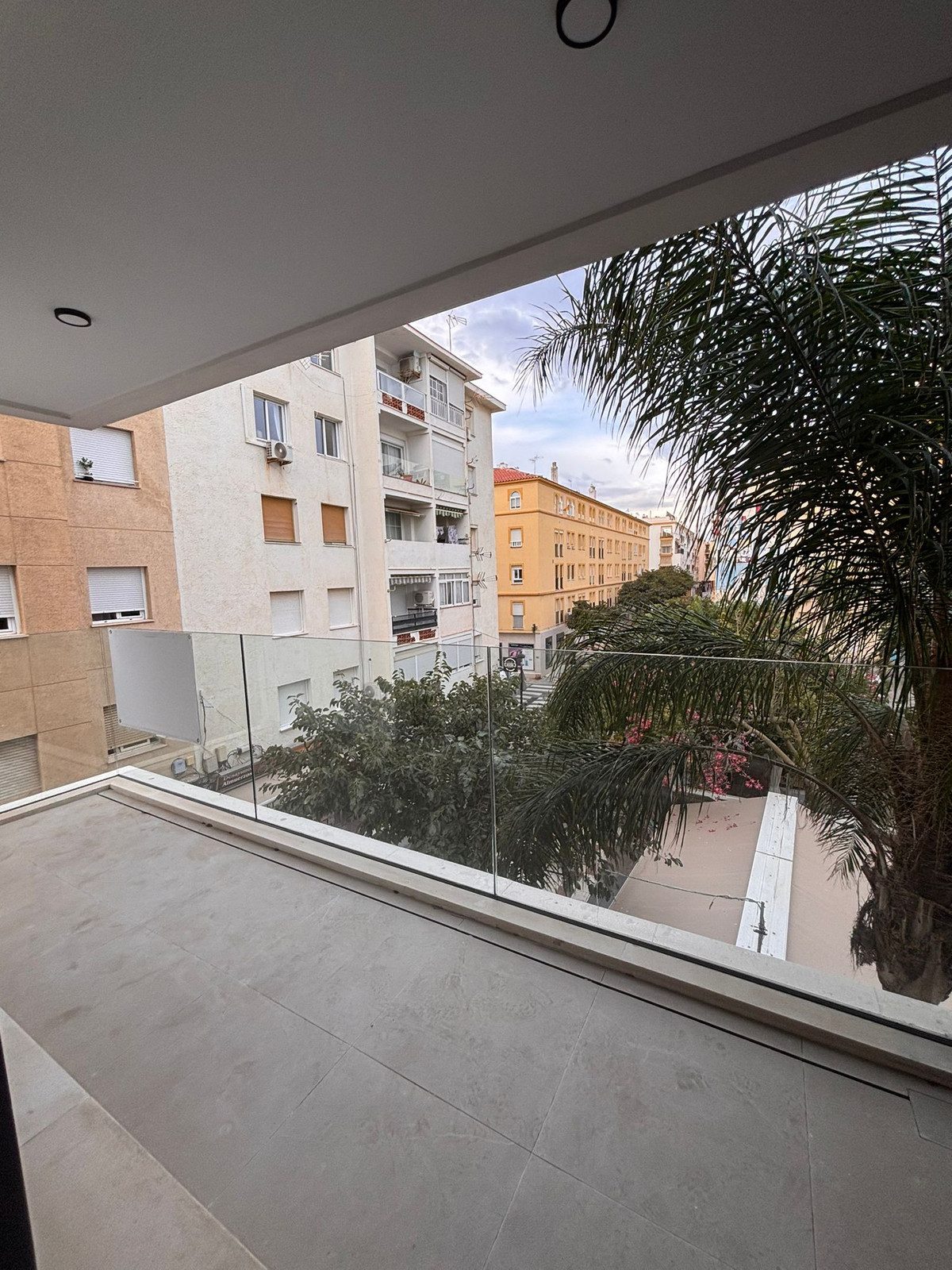 Middle Floor Apartment in Estepona, Costa del Sol – 2 beds – 450000 € - photo 2 of 21