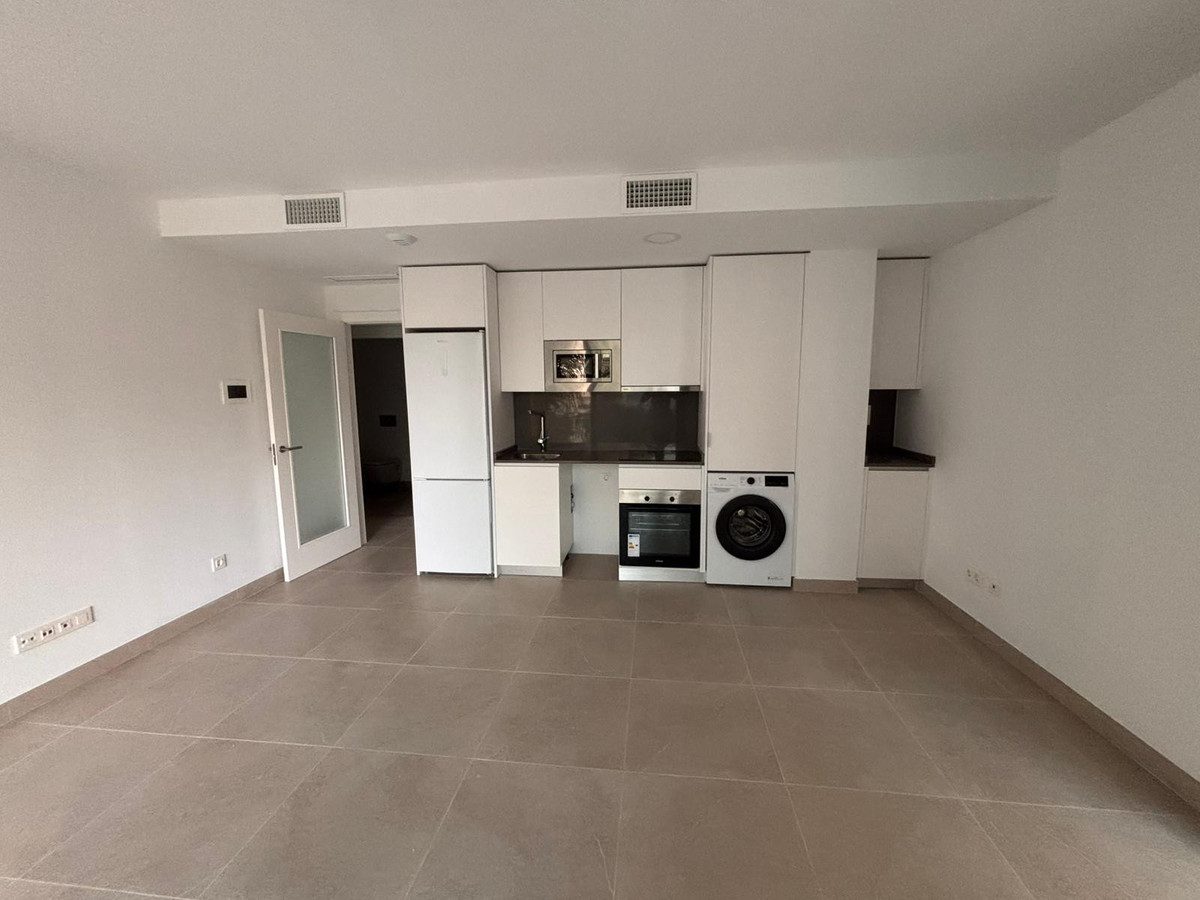 Middle Floor Apartment in Estepona, Costa del Sol – 2 beds – 450000 € - photo 8 of 21