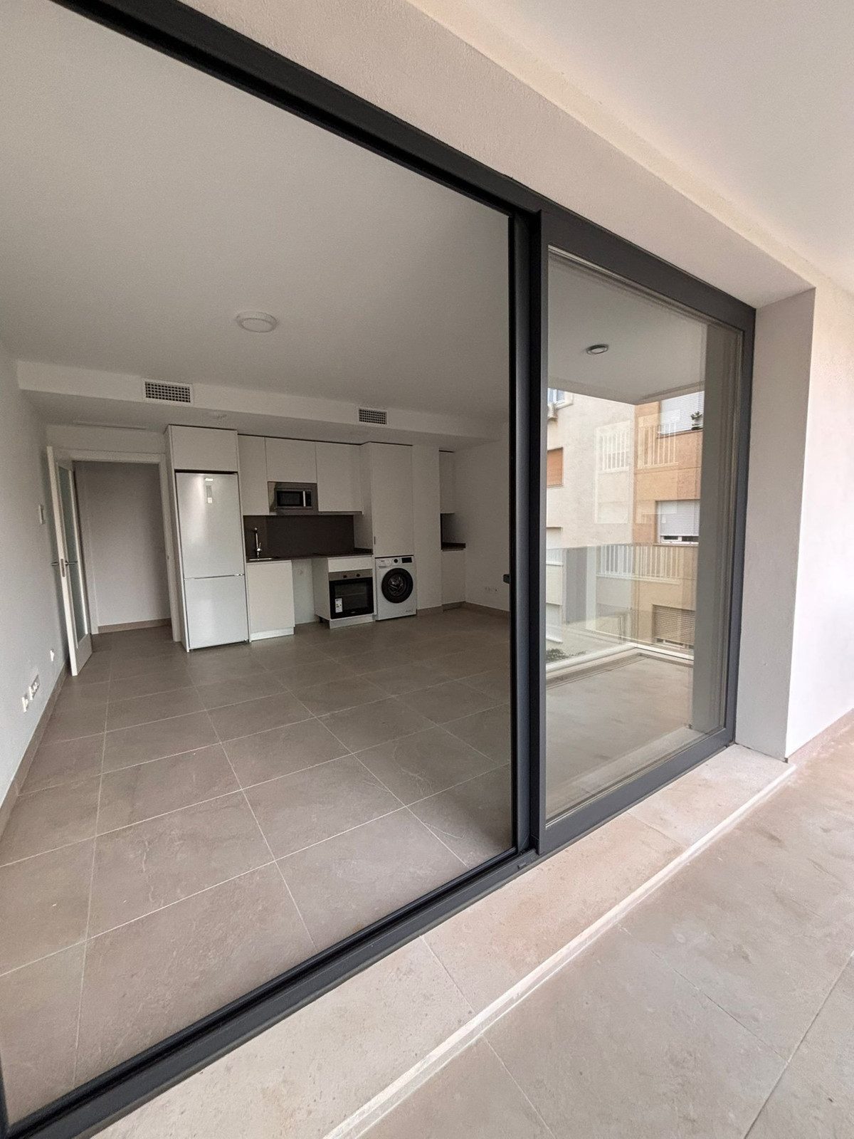 Middle Floor Apartment in Estepona, Costa del Sol – 2 beds – 450000 € - photo 10 of 21