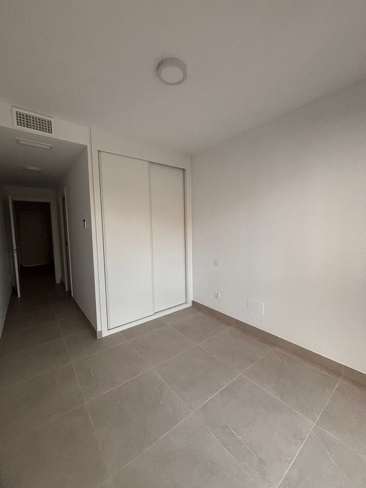 Middle Floor Apartment in Estepona, Costa del Sol – 2 beds – 450000 € - photo 13 of 21