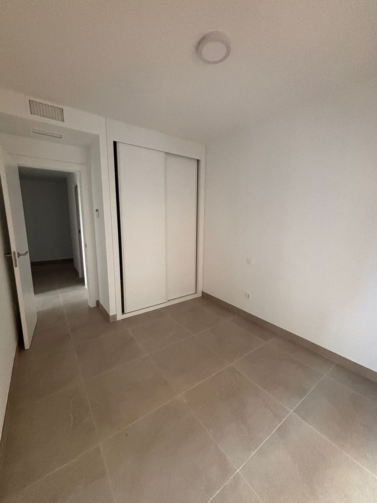 Middle Floor Apartment in Estepona, Costa del Sol – 2 beds – 450000 € - photo 14 of 21