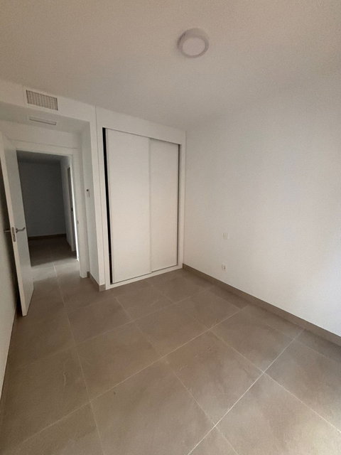 Middle Floor Apartment in Estepona, Costa del Sol – 2 beds – 450000 € - photo 14 of 21