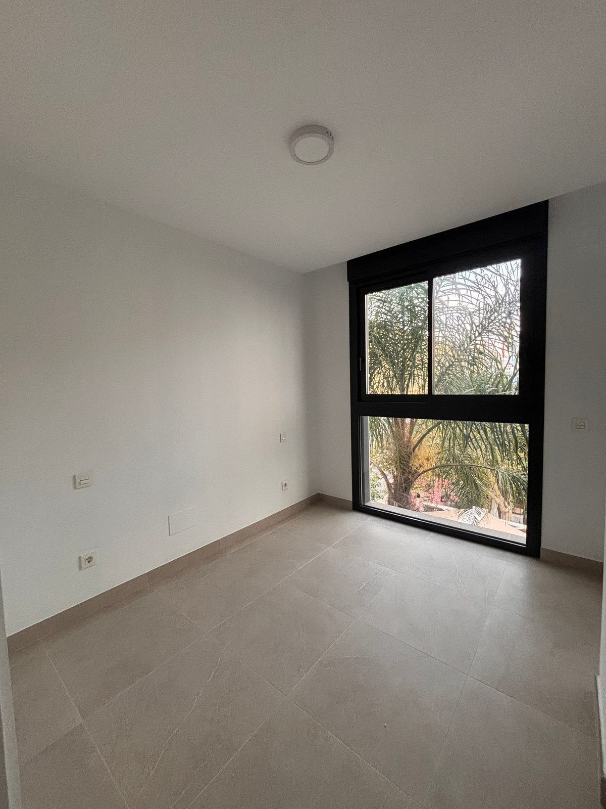 Middle Floor Apartment in Estepona, Costa del Sol – 2 beds – 450000 € - photo 16 of 21