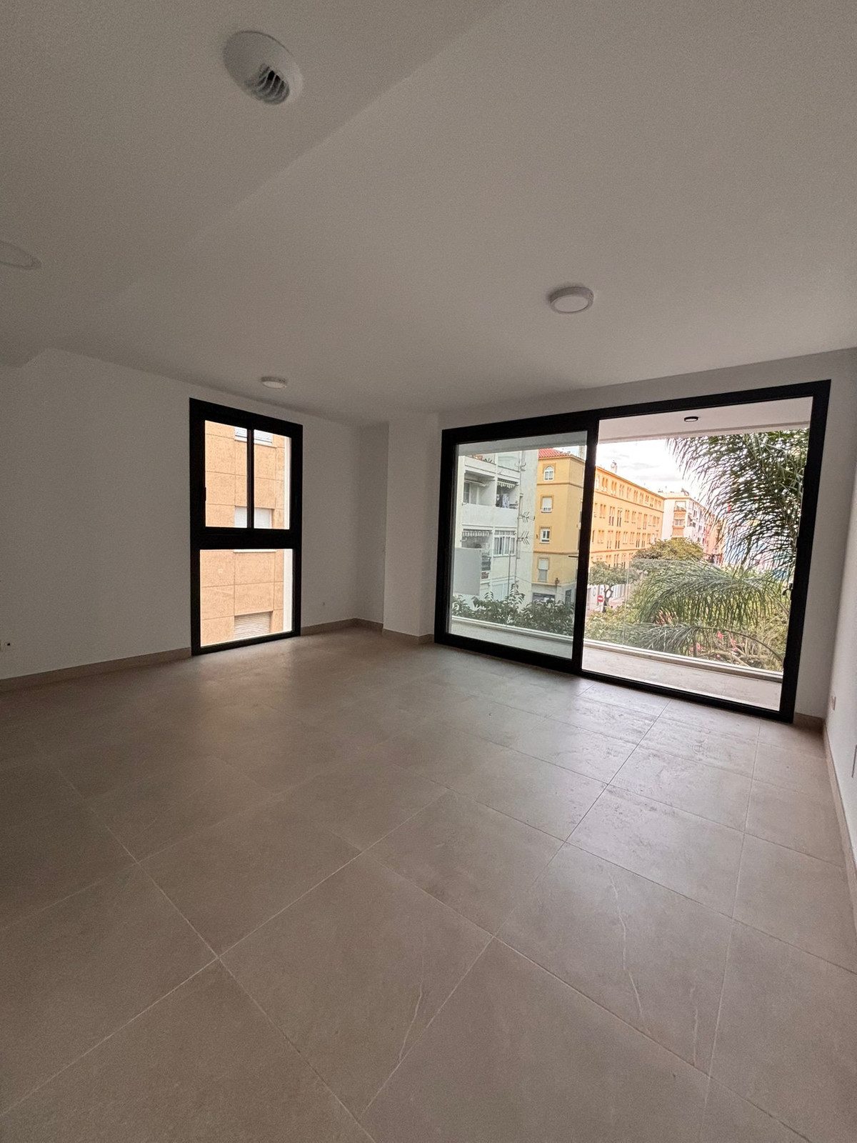 Middle Floor Apartment in Estepona, Costa del Sol – 2 beds – 450000 € - photo 18 of 21