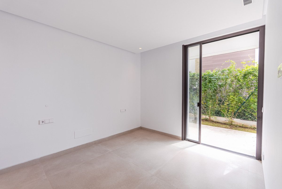 Detached Villa in Marbella, Costa del Sol – 4 beds – 4200000 € - photo 12 of 38