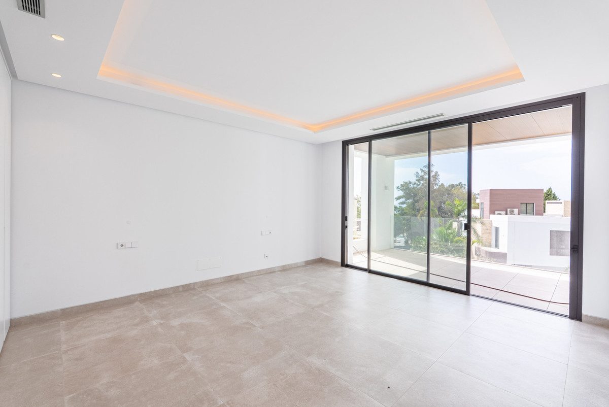 Detached Villa in Marbella, Costa del Sol – 4 beds – 4200000 € - photo 15 of 38