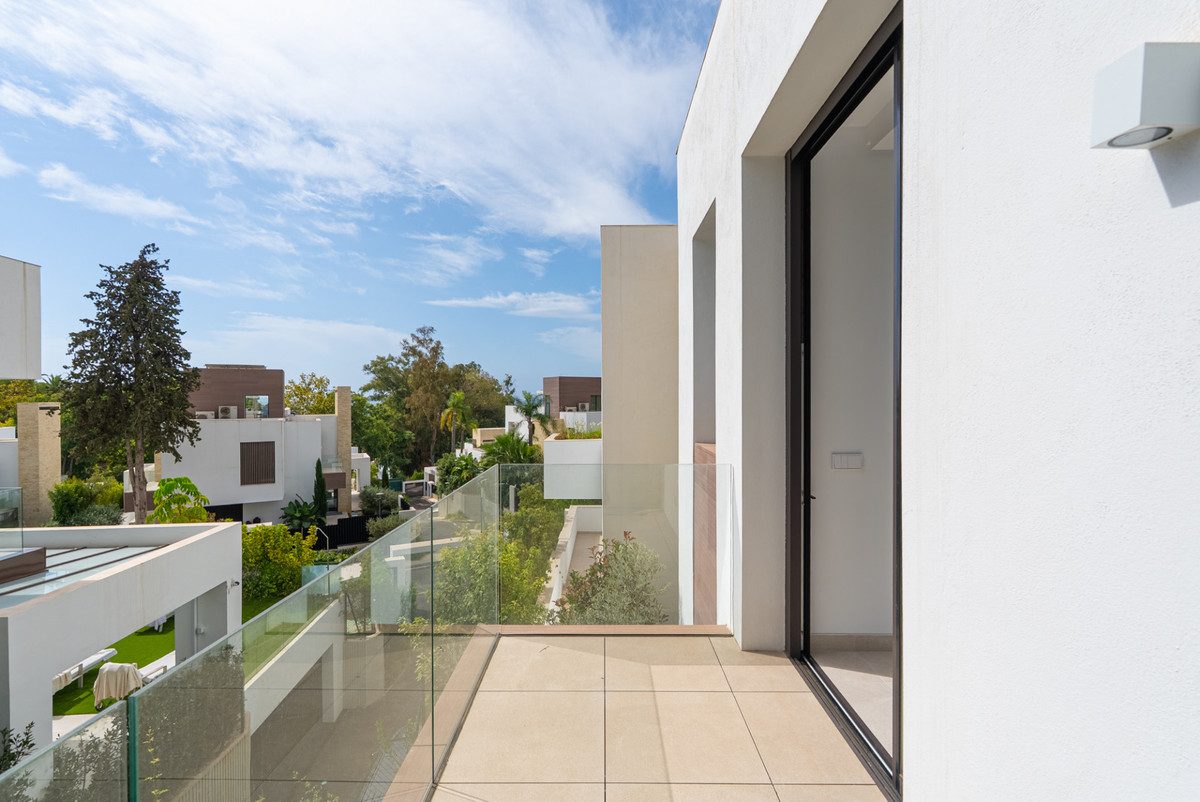 Detached Villa in Marbella, Costa del Sol – 4 beds – 4200000 € - photo 23 of 38