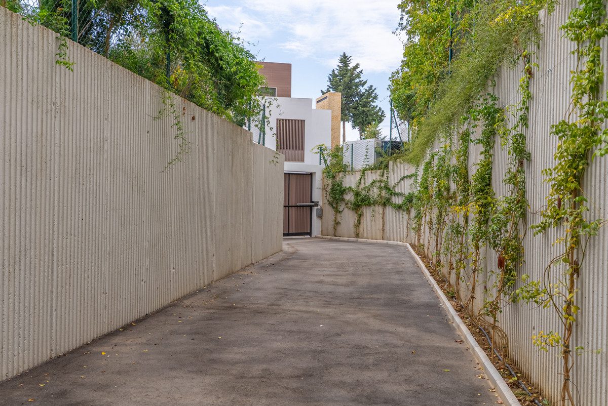 Detached Villa in Marbella, Costa del Sol – 4 beds – 4200000 € - photo 36 of 38