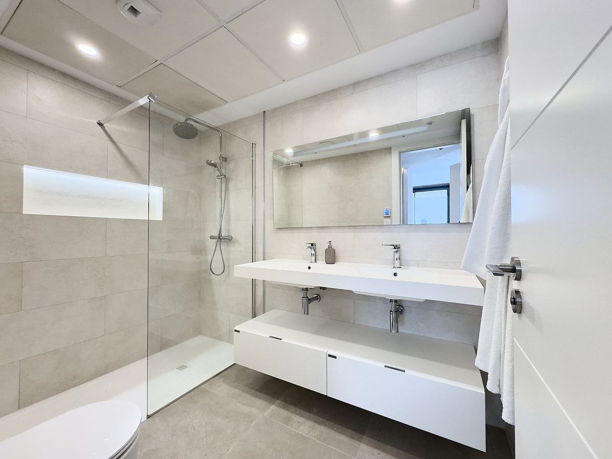 Middle Floor Apartment in Torremolinos, Costa del Sol – 2 beds – 719000 € - photo 22 of 54