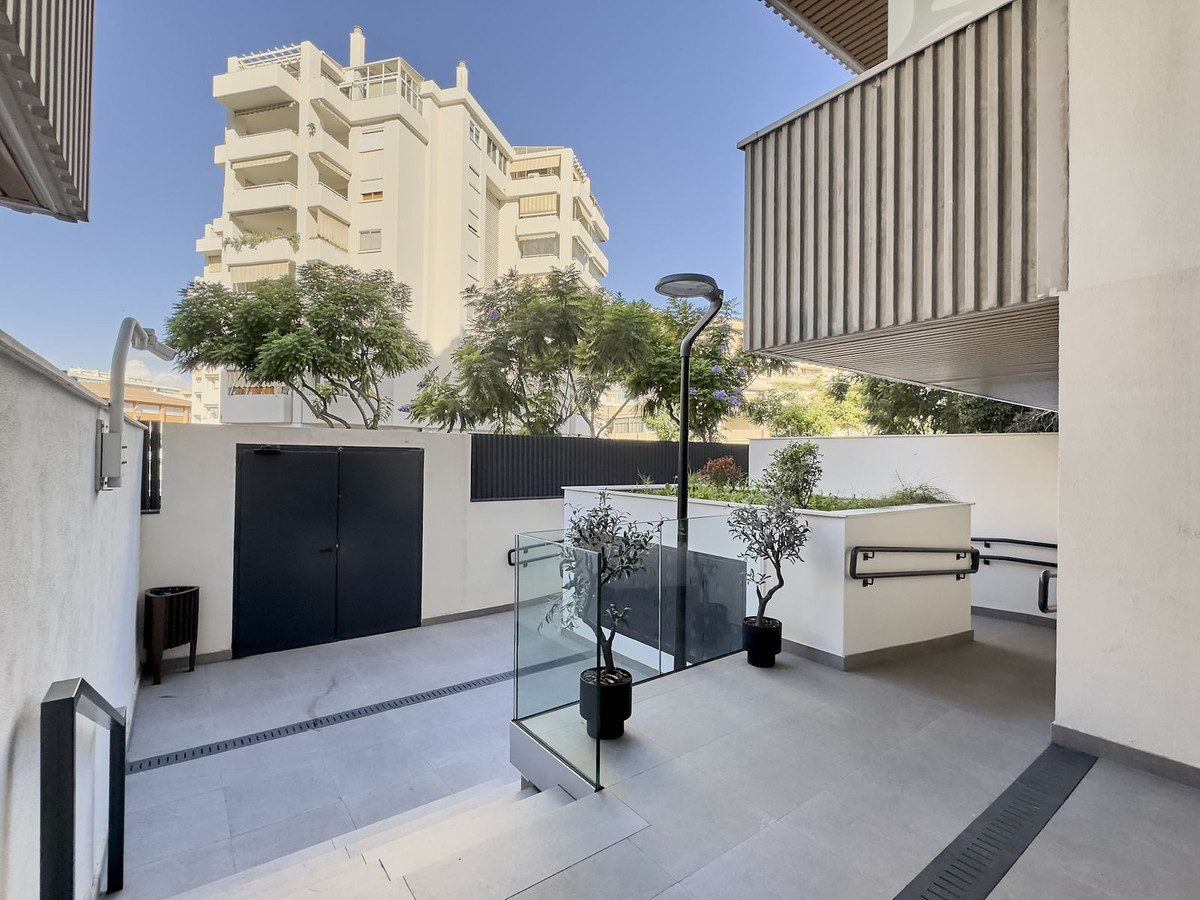 Middle Floor Apartment in Torremolinos, Costa del Sol – 2 beds – 719000 € - photo 37 of 54