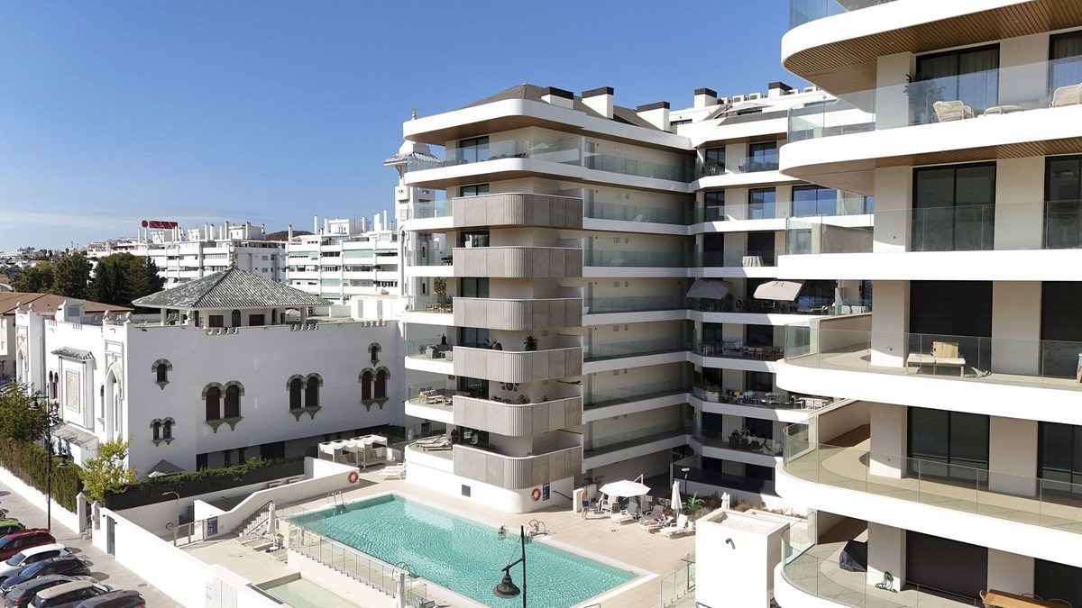Middle Floor Apartment in Torremolinos, Costa del Sol – 2 beds – 719000 € - photo 50 of 54