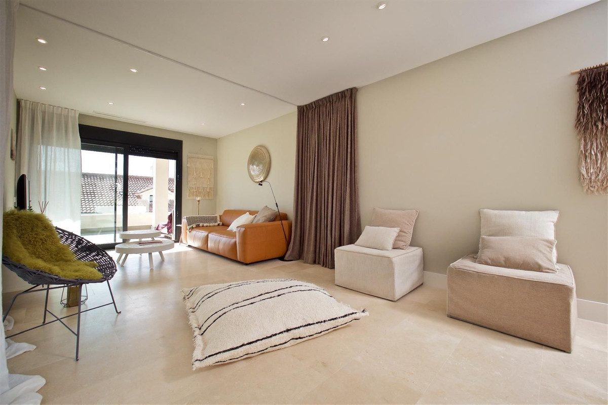 Middle Floor Apartment in Estepona, Costa del Sol – 2 beds – 385000 € - photo 2 of 20