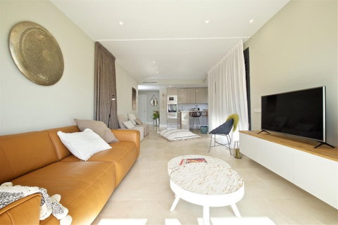Middle Floor Apartment in Estepona, Costa del Sol – 2 beds – 385000 € - photo 3 of 20