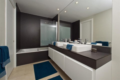 Middle Floor Apartment in Estepona, Costa del Sol – 2 beds – 385000 € - photo 12 of 20