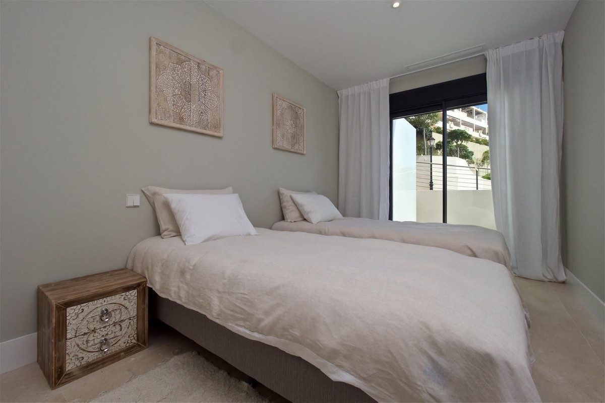 Middle Floor Apartment in Estepona, Costa del Sol – 2 beds – 385000 € - photo 14 of 20